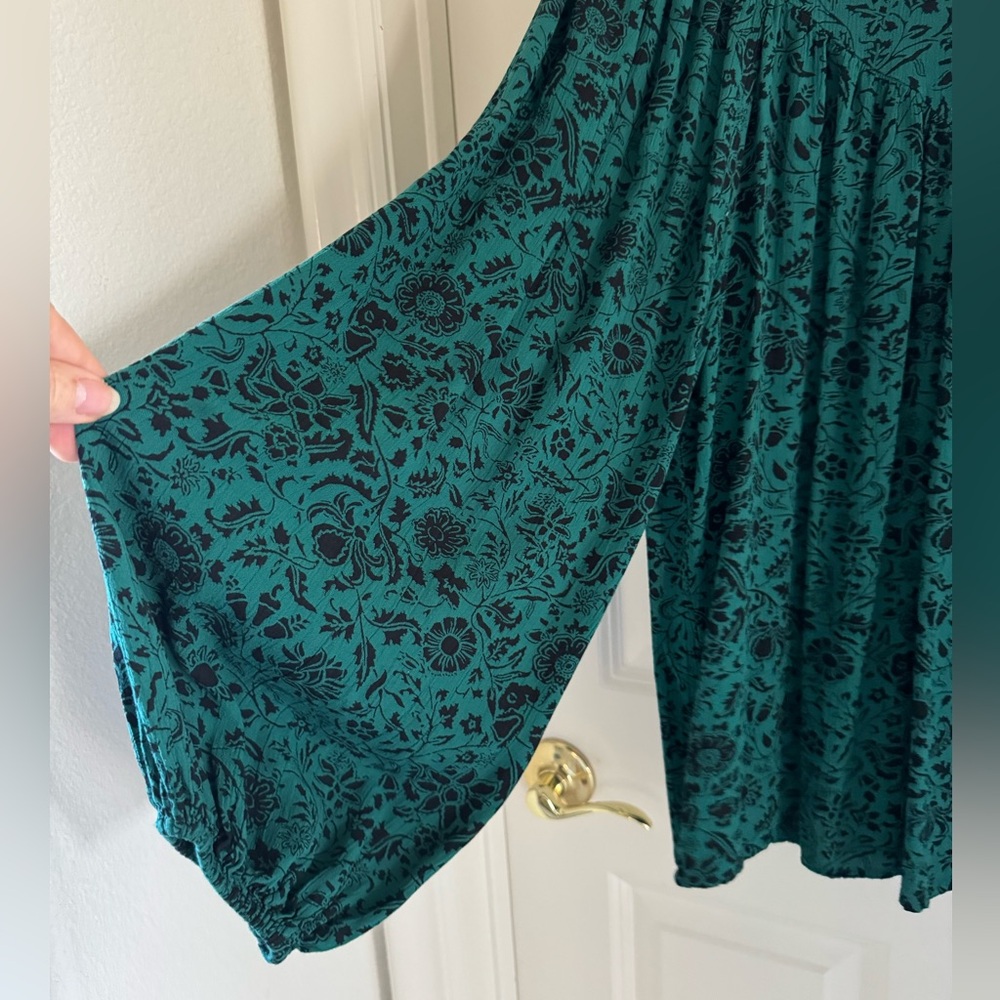 Knox Rose long sleeve, flowy green and black top - Picture 2 of 7